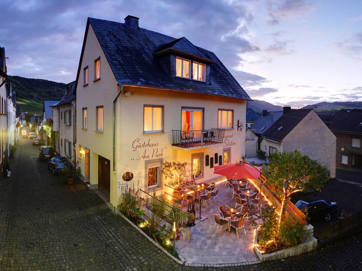 Hotel Weingut Schuetzen Зенхайм Экстерьер фото